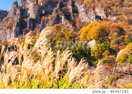 《群馬県》秋の妙義山・紅葉シーズン 《群馬県》秋の妙義山・紅葉シーズン 96407283