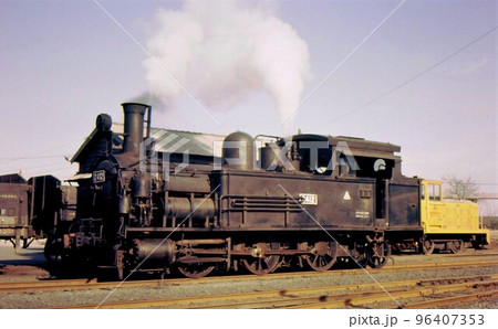 昭和43年　蒸気機関車2412の現役時代　四日市の工場の引込線　四日市市　三重県　記録写真　 96407353