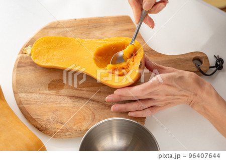 ボイルバターナッツかぼちゃ実のクリ抜き ボイルバターナッツかぼちゃ実のクリ抜き 96407644