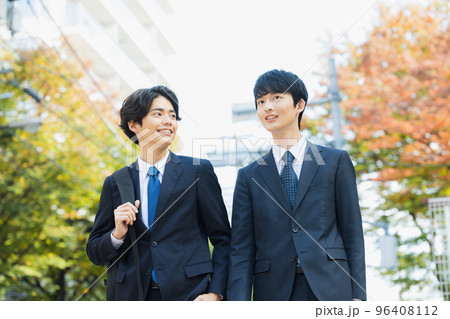 屋外を歩くビジネスマン 96408112