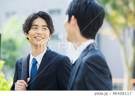 屋外を歩くビジネスマン 96408117