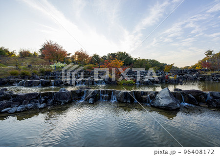 けいはんな記念公園「水景園」水景棚　放射状に広がった白い雲と水面に映った雲 96408172