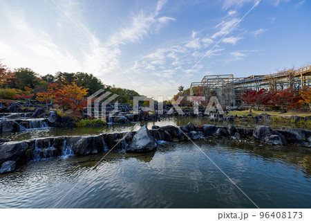 けいはんな記念公園「水景園」水景棚とその奥に見える観月楼　観月橋＆点在する紅葉 96408173