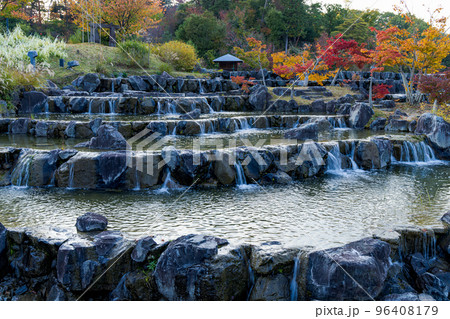 けいはんな記念公園「水景園」里棚田の東屋から放射状に広がる水景棚 96408179