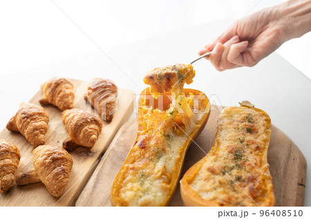 バターナッツかぼちゃグラタンとクロワッサン バターナッツかぼちゃグラタンとクロワッサン 96408510