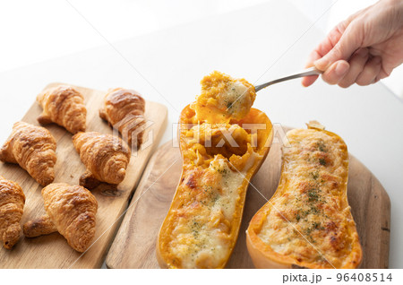バターナッツかぼちゃグラタンとクロワッサン 96408514