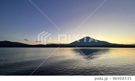 山中湖の夕焼けの富士山 96408535