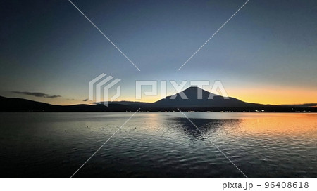 山中湖の夕焼けの富士山 96408618