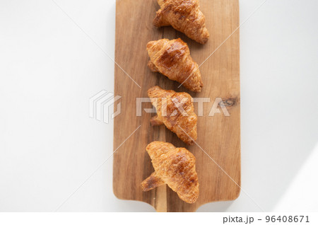 カッティングボートにクロワッサン 96408671