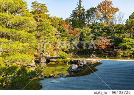 古都京都の秋　世界遺産　紅葉の仁和寺　北庭 96408726