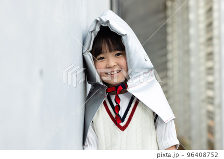 防災頭巾をかぶる小学生 防災頭巾をかぶる小学生 96408752