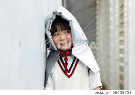防災頭巾をかぶる小学生 防災頭巾をかぶる小学生 96408753