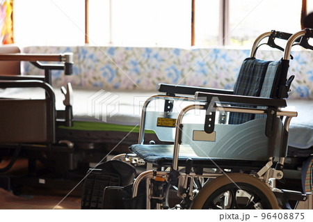 介護用小型車椅子と電動介護ベッド 96408875