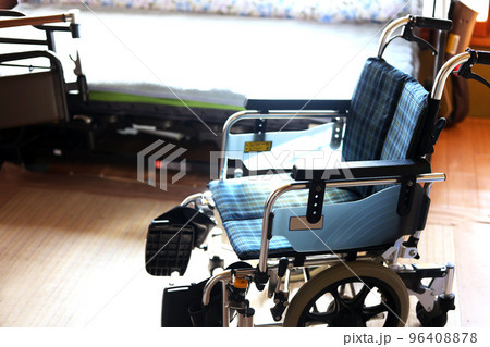 介護用小型車椅子と電動介護ベッド 96408878