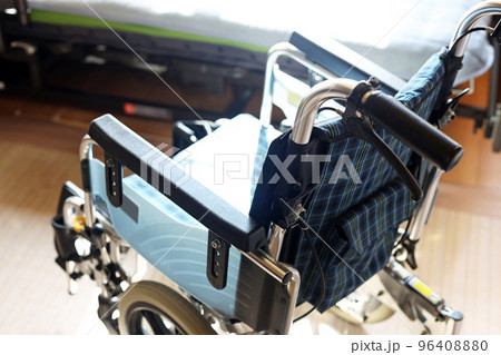 介護用小型車椅子と電動介護ベッド 96408880