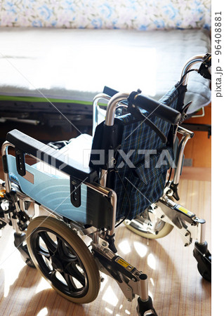 介護用小型車椅子と電動介護ベッド 介護用小型車椅子と電動介護ベッド 96408881