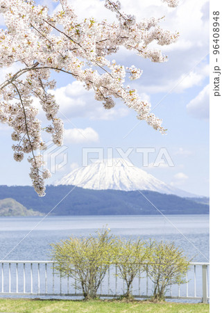 洞爺湖から羊蹄山　洞爺湖町 96408948
