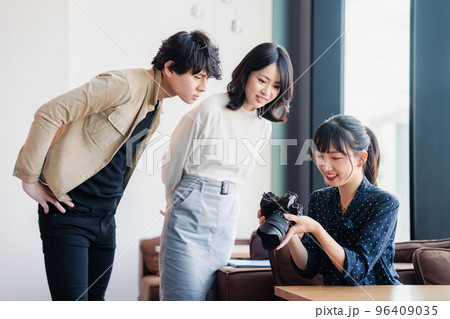 カメラを持って話す若い女性 カメラを持って話す若い女性 96409035