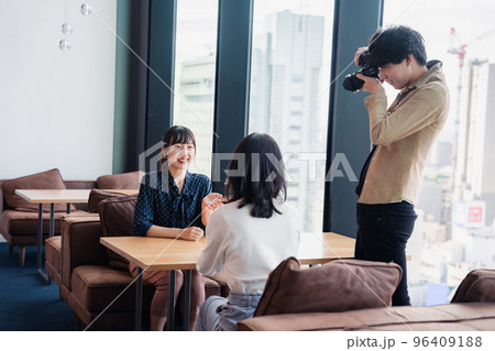 メディアのインタビュー取材を受ける若い女性 メディアのインタビュー取材を受ける若い女性 96409188