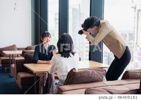 メディアのインタビュー取材を受ける若い女性 96409191