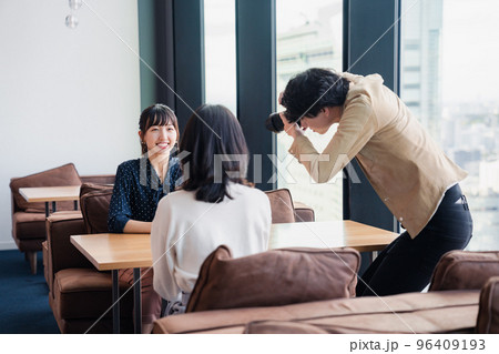 メディアのインタビュー取材を受ける若い女性 96409193