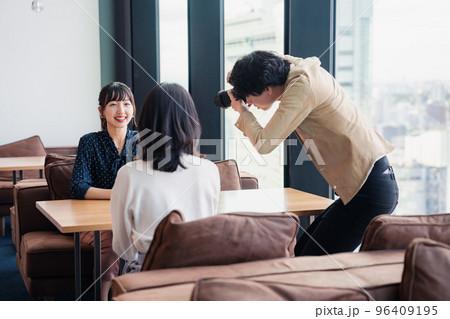 メディアのインタビュー取材を受ける若い女性 96409195