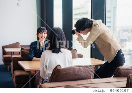 メディアのインタビュー取材を受ける若い女性 メディアのインタビュー取材を受ける若い女性 96409197