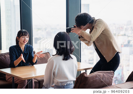 メディアのインタビュー取材を受ける若い女性 96409203