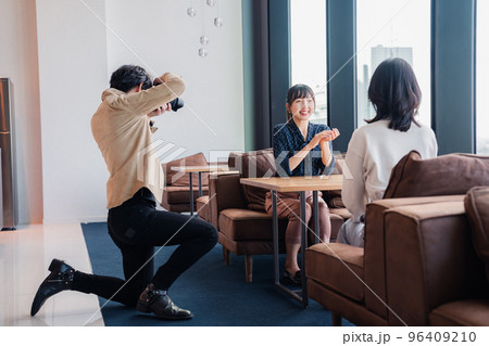 メディアのインタビュー取材を受ける若い女性 メディアのインタビュー取材を受ける若い女性 96409210
