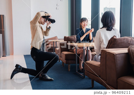 メディアのインタビュー取材を受ける若い女性 メディアのインタビュー取材を受ける若い女性 96409211