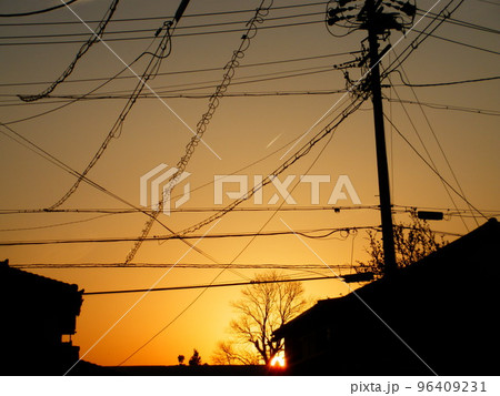 夕暮れのシルエット 96409231