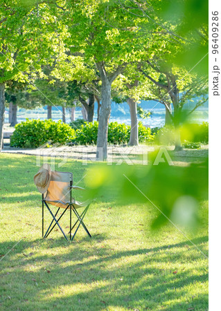 新緑の公園　木陰に椅子がある風景 96409286