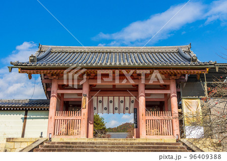 古都京都の秋 世界遺産 紅葉の仁和寺 中門 古都京都の秋 世界遺産 紅葉の仁和寺 中門 96409388