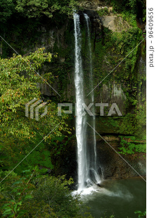 熊本県の名瀑「五老ヶ滝」　通潤橋そばの観光名所 96409656