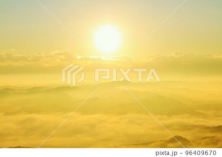 千葉県　秋の雲海と夜明けの光（九十九谷展望公園からの撮影） 96409670