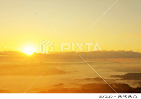 千葉県 秋の雲海と夜明けの光(九十九谷展望公園からの撮影) 千葉県 秋の雲海と夜明けの光(九十九谷展望公園からの撮影) 96409675