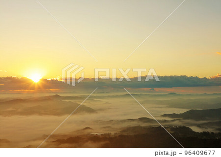 千葉県　秋の雲海と夜明けの光（九十九谷展望公園からの撮影） 96409677