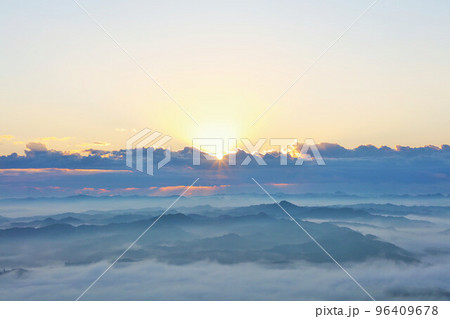 千葉県　秋の雲海と夜明けの光（九十九谷展望公園からの撮影） 96409678