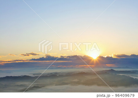 千葉県　秋の雲海と夜明けの光（九十九谷展望公園からの撮影） 96409679