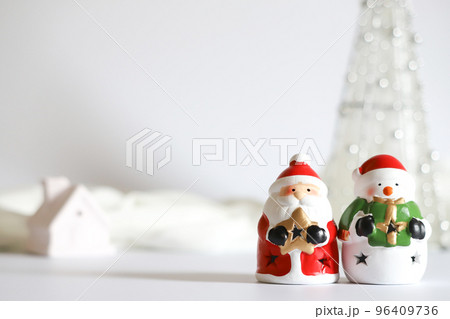サンタとスノーマン　クリスマスイメージ 96409736