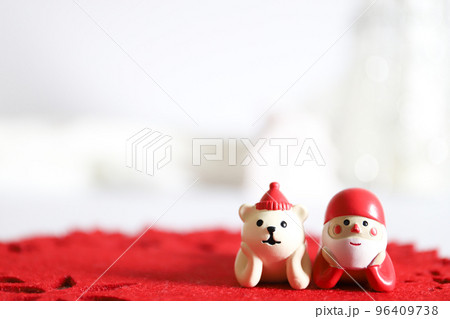 サンタクロースとくま　クリスマスイメージ 96409738