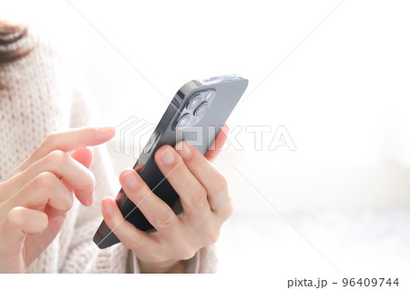 スマホエを操作する手元 96409744