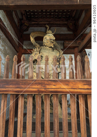 古都京都の秋 世界遺産 紅葉の仁和寺 二王門の吽形像 古都京都の秋 世界遺産 紅葉の仁和寺 二王門の吽形像 96410605