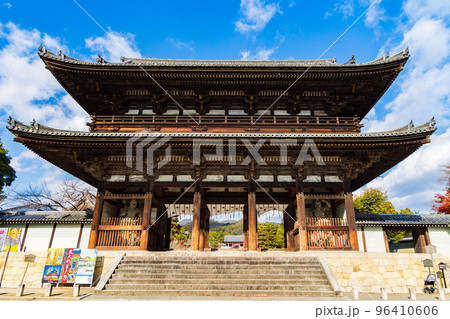 古都京都の秋 世界遺産 紅葉の仁和寺 二王門 古都京都の秋 世界遺産 紅葉の仁和寺 二王門 96410606