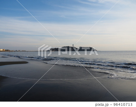 穏やかな海と江の島 穏やかな海と江の島 96410713