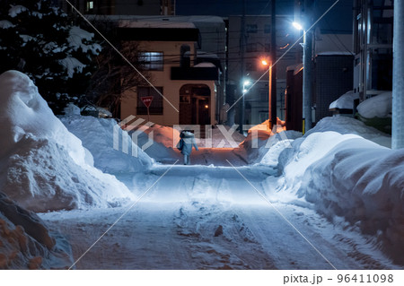 冬の夜の市街地 冬の夜の市街地 96411098