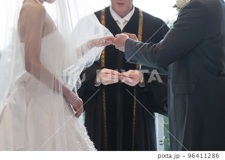 チャペル結婚式、新郎新婦の指輪交換セレモニー チャペル結婚式、新郎新婦の指輪交換セレモニー 96411286