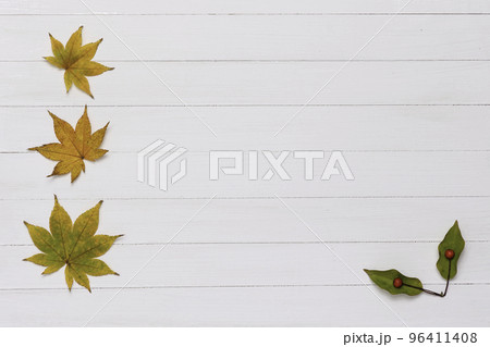 紅葉のもみじ 木目 背景素材 紅葉のもみじ 木目 背景素材 96411408