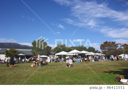朝霧公園のフリーマーケットは、青空の下で開放感を味わいながら趣味の物を売ったり買ったり 朝霧公園のフリーマーケットは、青空の下で開放感を味わいながら趣味の物を売ったり買ったり 96411551