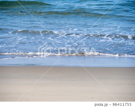 青い海の波打ち際。 青い海の波打ち際。 96411755